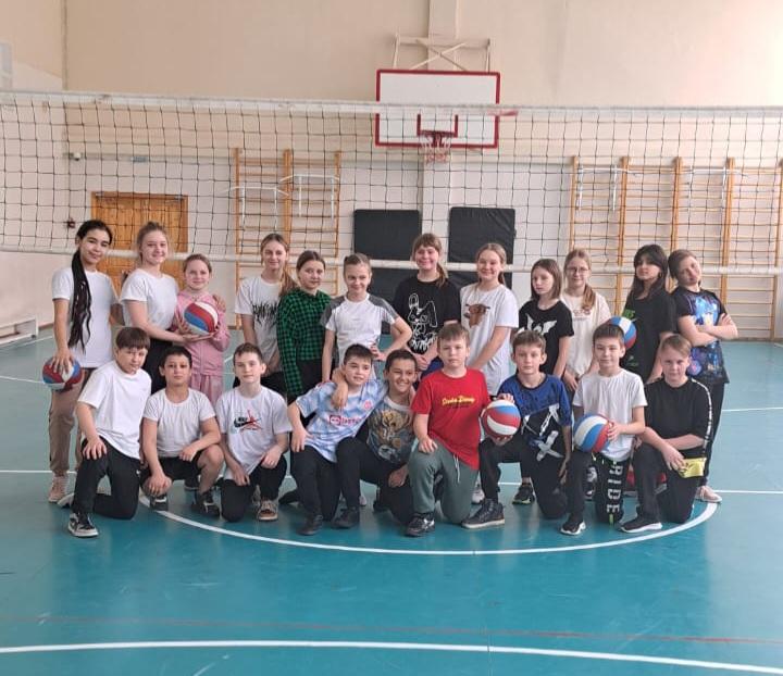 27 марта состоялись соревнования  между 4 классами по пионерболу.