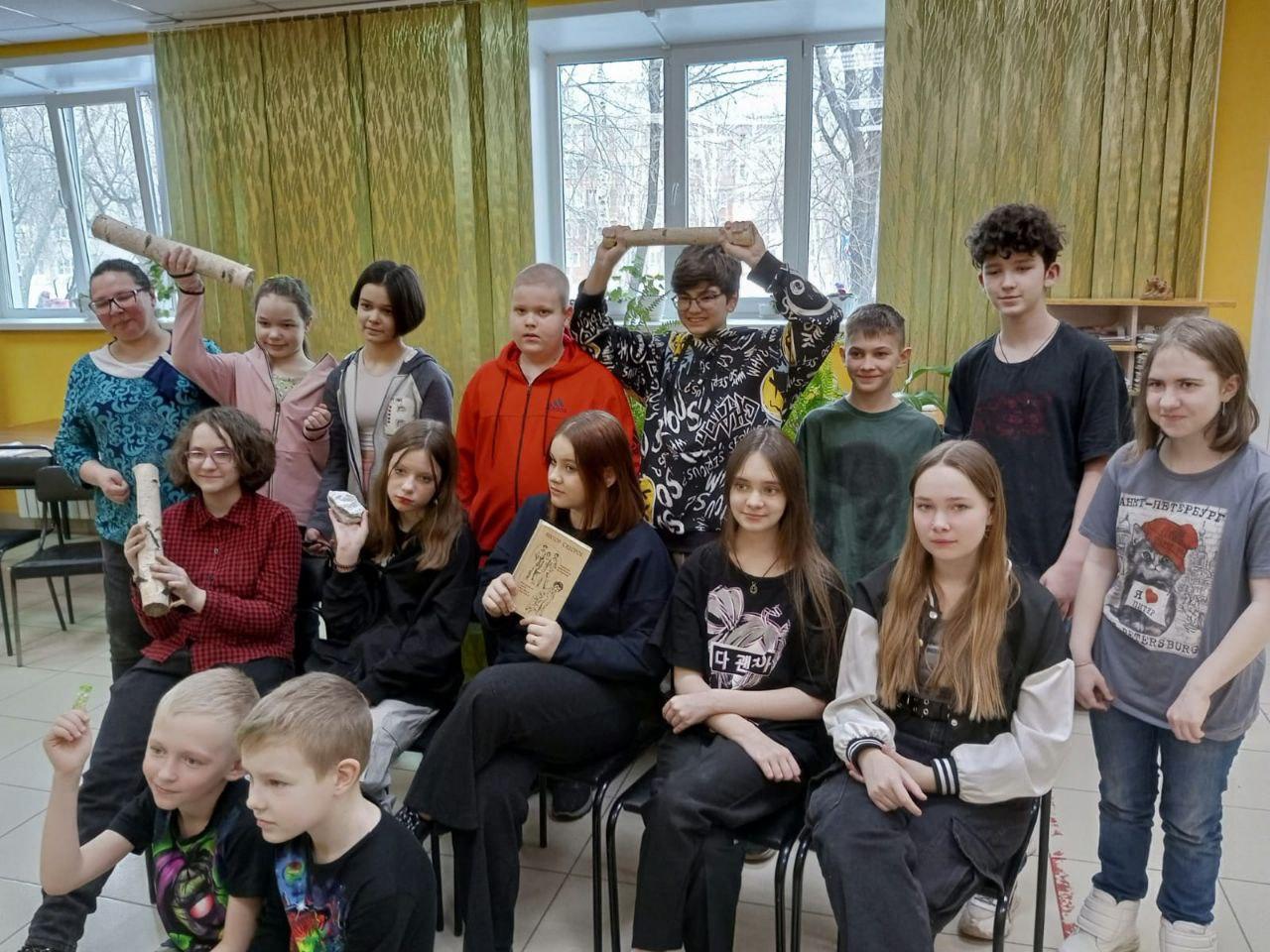 27 марта 6А класс в рамках Недели детской книги и Дня театра посетил библиотеку № 3 г.Барнаула..