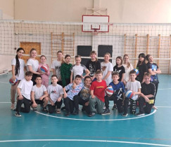 27 марта состоялись соревнования  между 4 классами по пионерболу.
